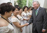 LH-Stv. Hermann Schützenhöfer begrüßt Teilnehmerinnen aus China bei den World Choir Games